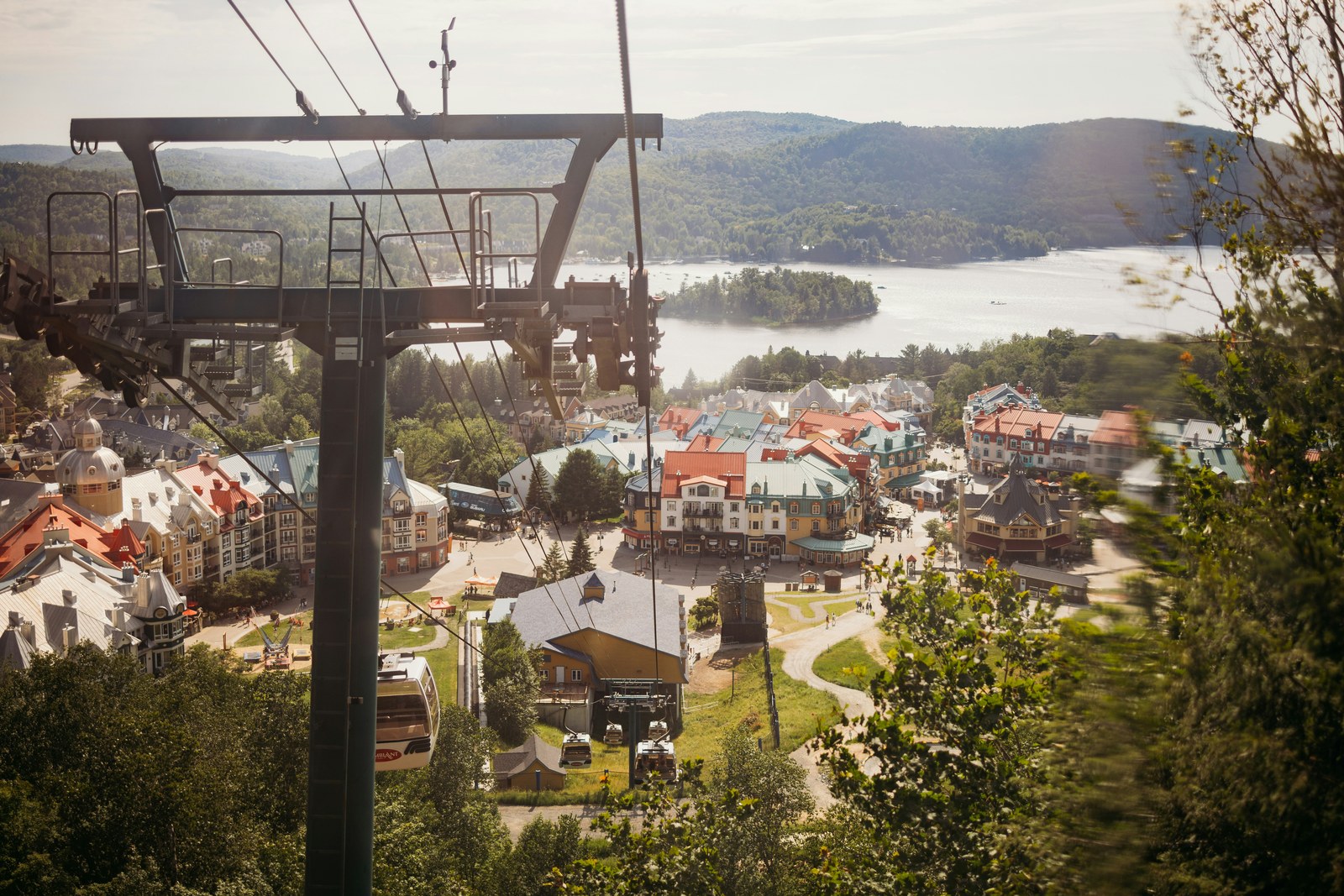 Vue sur le village piétonnier de Mont-Tremblant et la montagne en arrière-plan