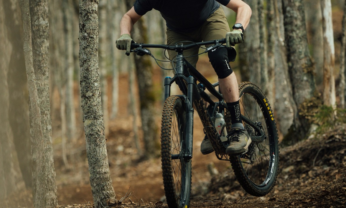 Cycliste descendant un sentier forestier en vélo de montagne
